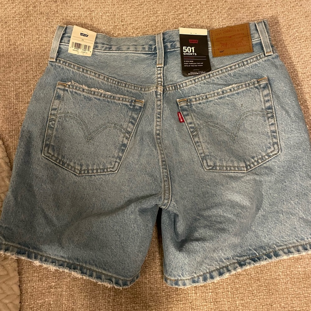 NWT 501 Levi’s mid thigh women shorts size 28